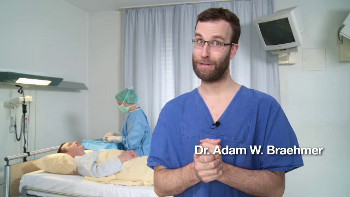 Dr. Adam W. Braehmer legt einen zentralvenösen Katheter