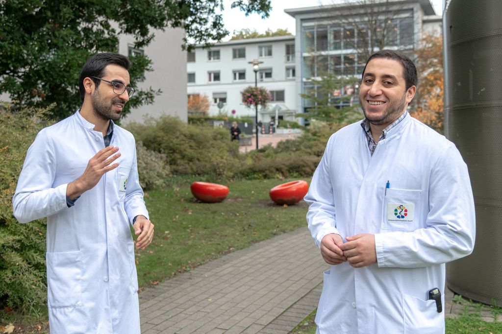 Dr. Lazaridis (li.) und Dr. Kebir aus der Klinik für Neurologie, Abteilung Klinische Neuroonkologie.
