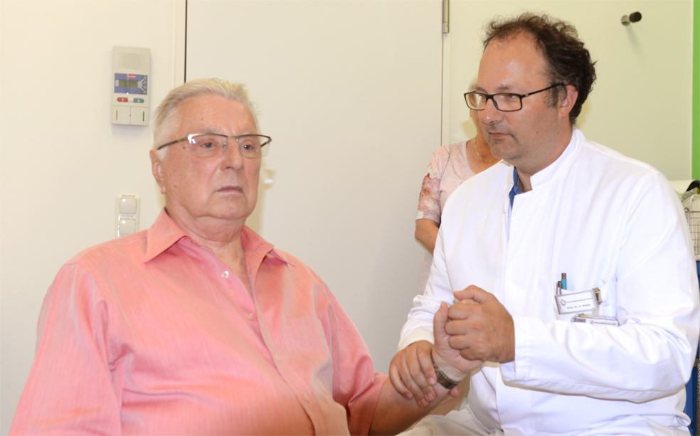 Neben Experten wie Prof. Dr. Stephan Klebe informieren auch Betroffenen wie Werner Hardt über die Parkinson Erkrankung. 